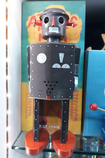 robot-saint-john-disney-millenniumshop-20